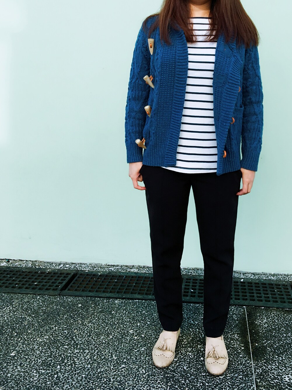 「BEAMS BOYのBEAMS BOY / 3Gインディゴ ショールカーディガン（カーディガン/ボレロ、ブルー系）」を使った、W.H.Lさん（レディース・155cm）の冬コーディネートの1枚目の写真
