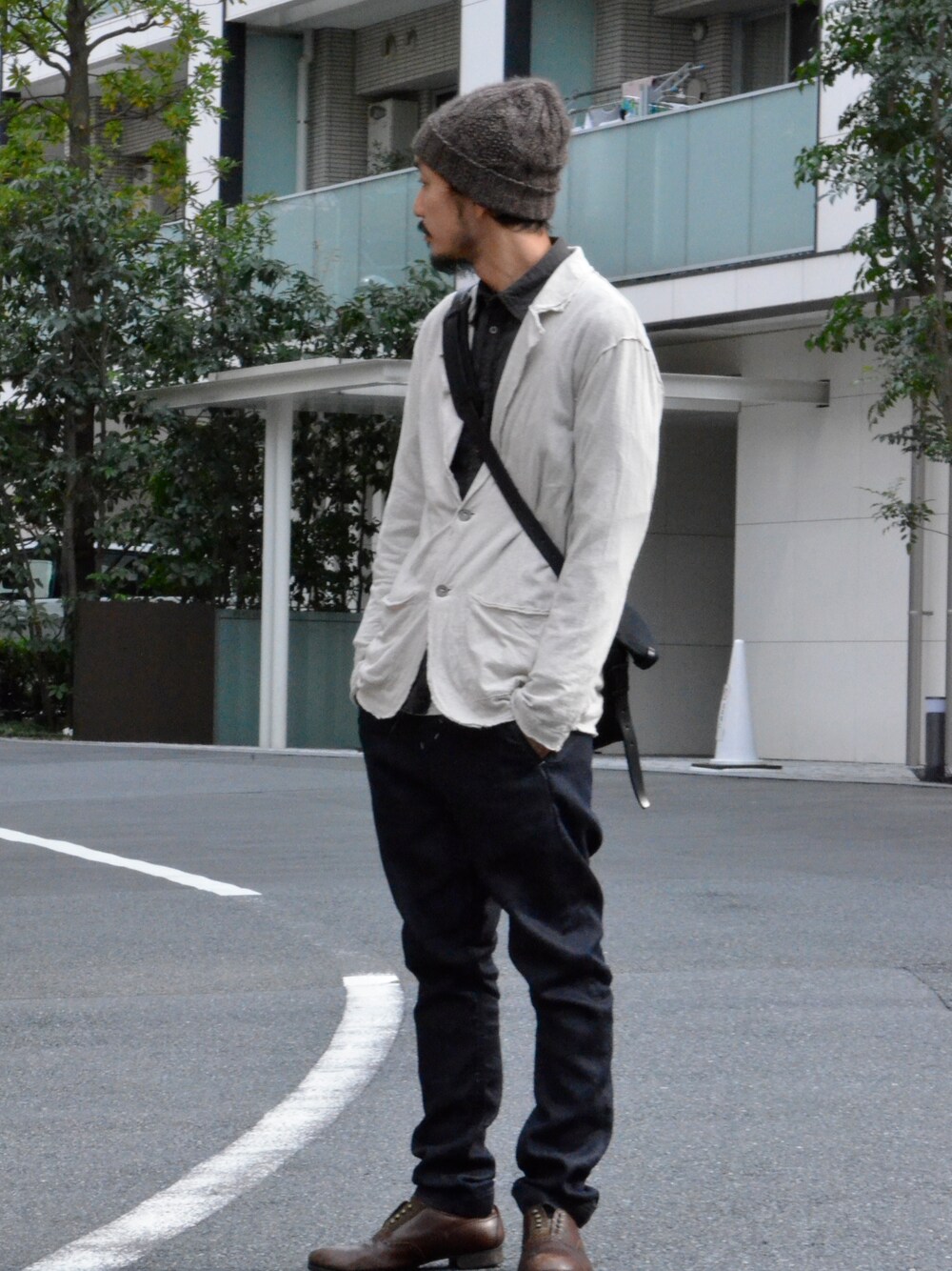 ブルー系のデニムパンツ、ブラック系のショルダーバッグ、ブラック系のシャツ/ブラウスを着用したメンズの秋コーディネートの1枚目の写真