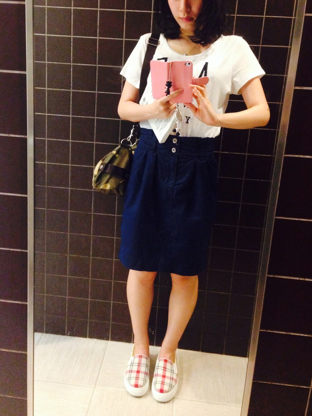 ホワイト系のスニーカー、ホワイト系のTシャツ/カットソー、グリーン系のメッセンジャーバッグを着用したレディースの夏コーディネートの1枚目の写真