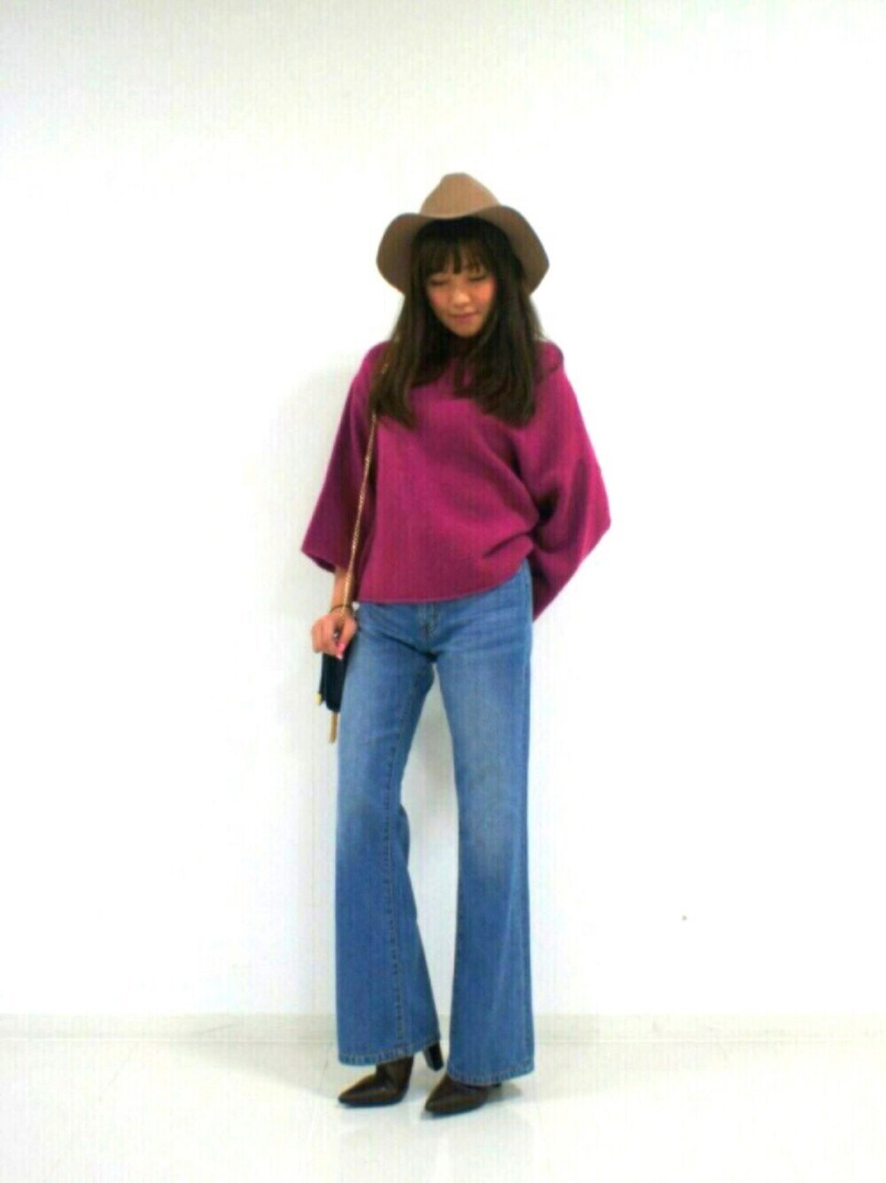 「ドロシーズ(DRWCYS)、デニム、フレアパンツ、ラクチンコーデ、ハット、ニット、ootd、70's、カラーニット、デニムパンツ」｜「DRWCYSの中折れHAT（ハット、ベージュ系）」を使った、はらだゆかさん（レディース・160cm）の冬コーディネートの1枚目の写真