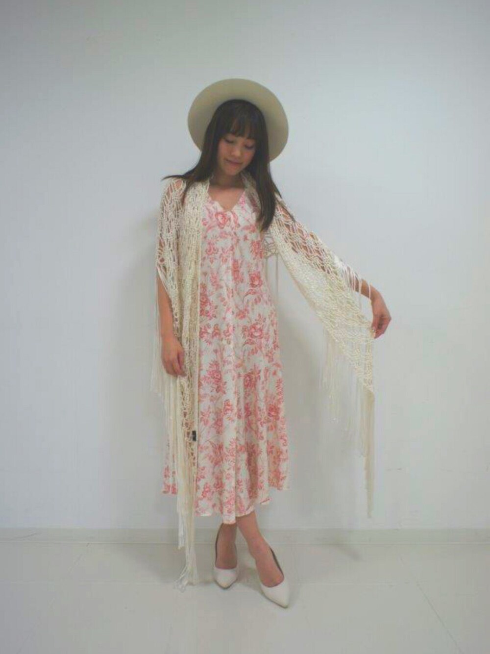 「春コーデ、ホワイト、ピンク、ワンピース、フリンジ、ハット、パンプス、outfit、ootd、ドロシーズ(DRWCYS)」｜「DRWCYSのライトカラーフェルトつば広HAT（ハット、ホワイト系）」を使った、はらだゆかさん（レディース・160cm）の春コーディネートの1枚目の写真