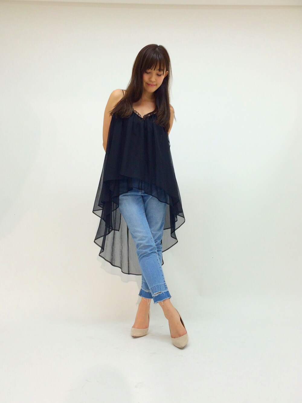 「パンツ、パンプス、カジュアル、黒、チュニック、キレイめ、ootd、スキニーデニム、ドロシーズ(DRWCYS)、DRWCYS」｜「DRWCYSのシフォン楊柳キャミチュニック（キャミソール、ブラック系）」を使った、はらだゆかさん（レディース・160cm）の春コーディネートの1枚目の写真
