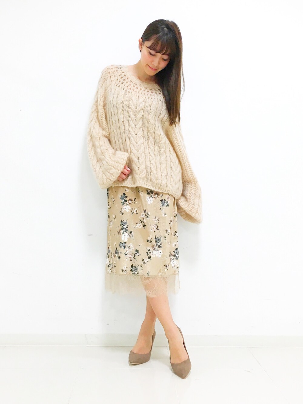 「秋のコーデ、ニット、outfit、ピンク、ベージュ、パンプス、ベロア、花柄、モヘアニット、ドロシーズ(DRWCYS)」｜「DRWCYSのモヘア混ケーブルニット（ニット/セーター、ベージュ系）」を使った、はらだゆかさん（レディース・160cm）の秋コーディネートの1枚目の写真