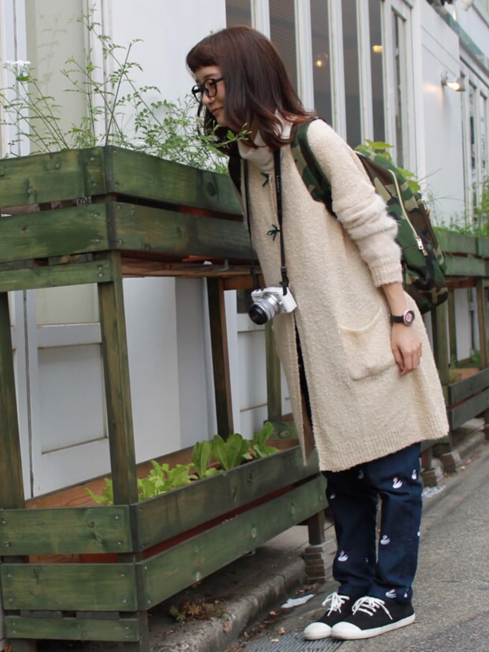 「しばさきちゃんコラボ、古着、UNIQLO、無印良品、カメラ、カメラ女子、snap、ダテメガネ、タートルネック、白タートルネック」｜「UNIQLOのアイテム（Tシャツ/カットソー、ホワイト系）」を使った、まいまいさん（レディース・153cm）の冬コーディネートの1枚目の写真