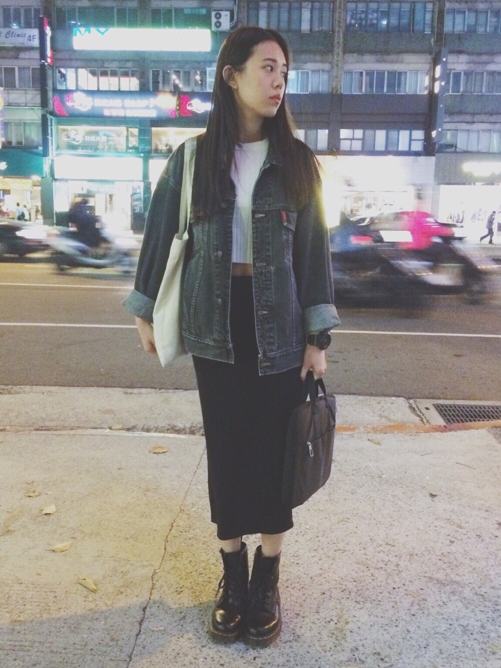 「TAIPEI、Taiwan、Dr.Martens、denim、jacket 、longshirts」｜「atmos/atmos girlsのDr.Martens 1460 WOMENS 8EYE BOOT [ドクターマーチン 1460 ウィメンズ 8アイ ブーツ]（ブーツ、ブラック系）」を使った、Mimi Tsaiさん（レディース・159cm）の秋コーディネートの1枚目の写真