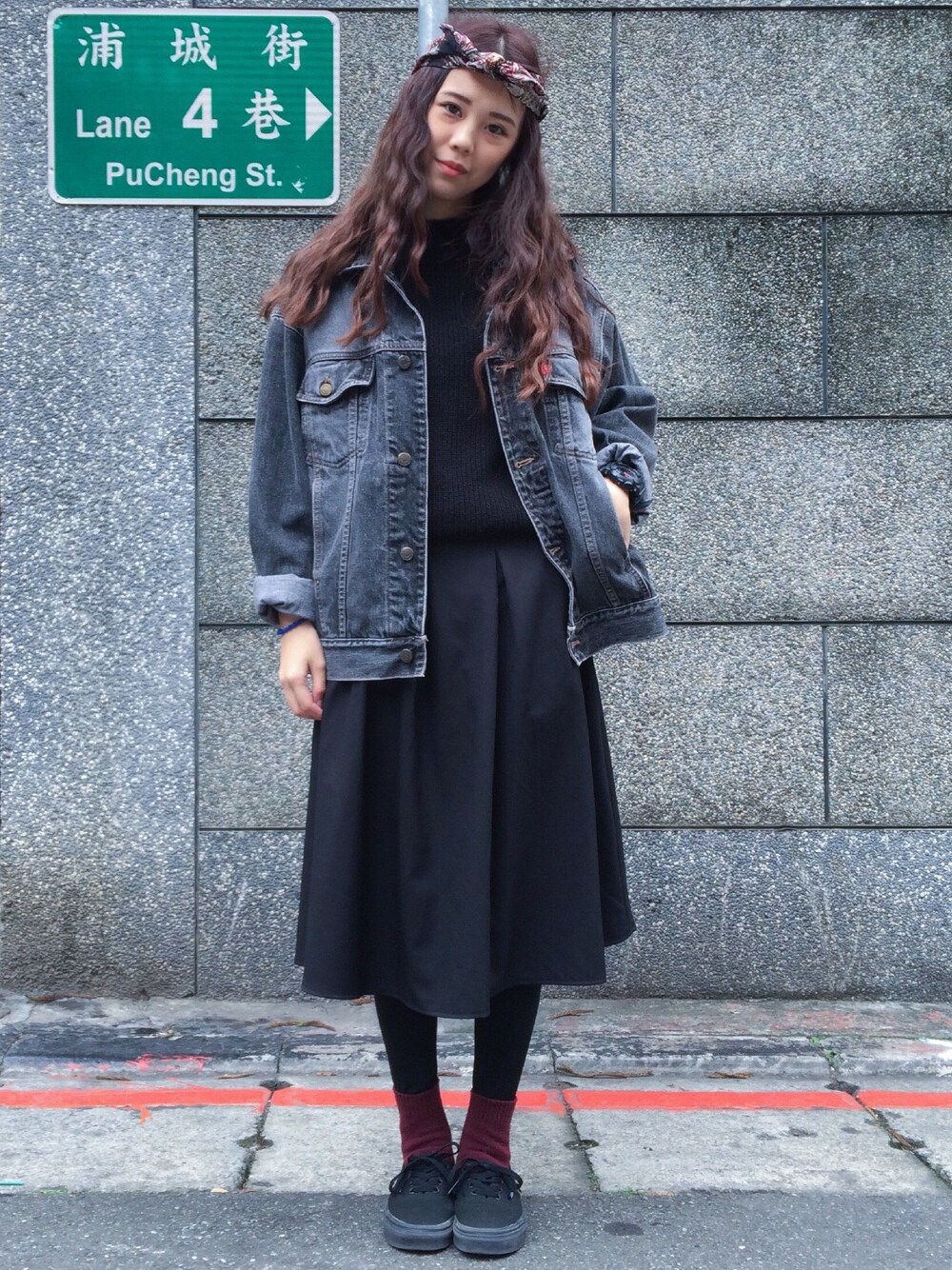 「TAIPEI、Blueway、denim、black、GU、sweater、VANS、G-SHOCK、curly」｜「BLUE WAYのアイテム（デニムジャケット、ブルー系）」を使った、Mimi Tsaiさん（レディース・159cm）の冬コーディネートの1枚目の写真