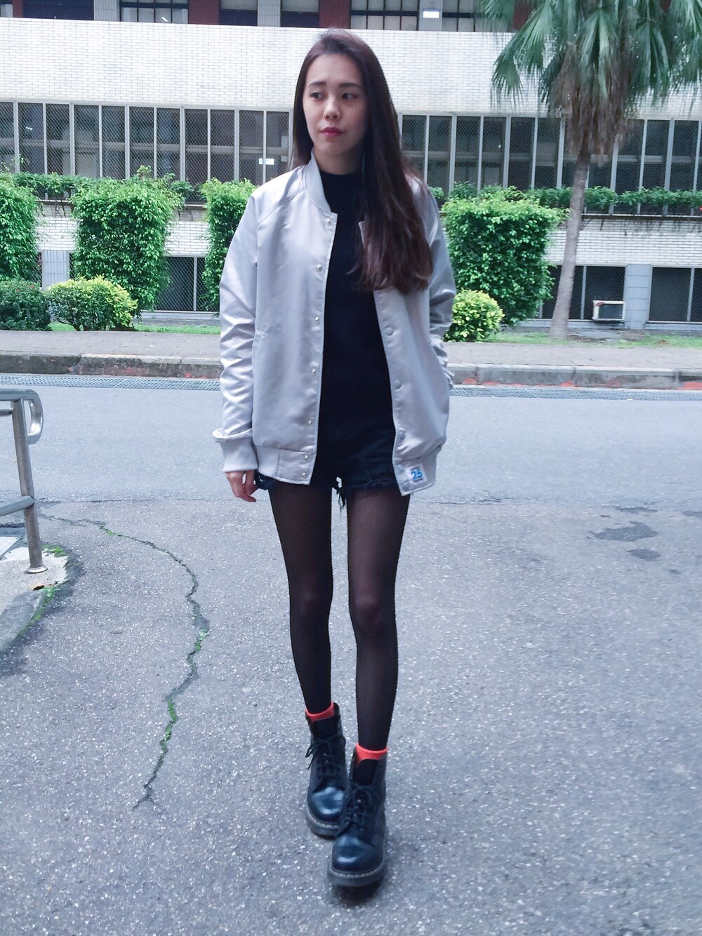 「TAIPEI、school、silver、adidas、adidas originals、Dr.Martens」｜「atmos/atmos girlsのDr.Martens 1460 WOMENS 8EYE BOOT [ドクターマーチン 1460 ウィメンズ 8アイ ブーツ]（ブーツ、ブラック系）」を使った、Mimi Tsaiさん（レディース・159cm）の冬コーディネートの1枚目の写真