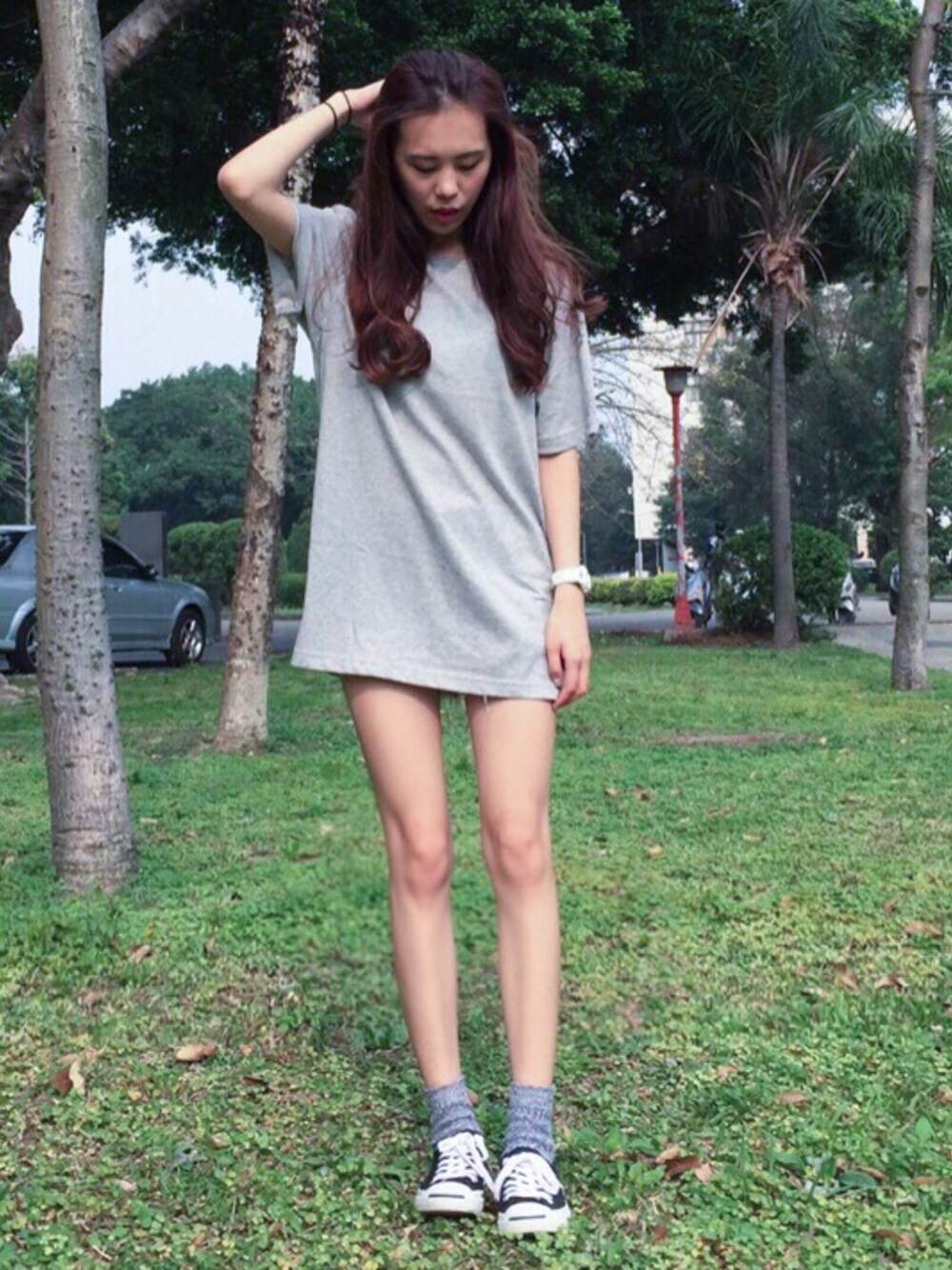 「NIKE、nike sb 、converse、oversize」｜「NIKE SBのNike SB反光
649794 063（Tシャツ/カットソー、グレー系）」を使った、Mimi Tsaiさん（レディース・159cm）の春コーディネートの1枚目の写真