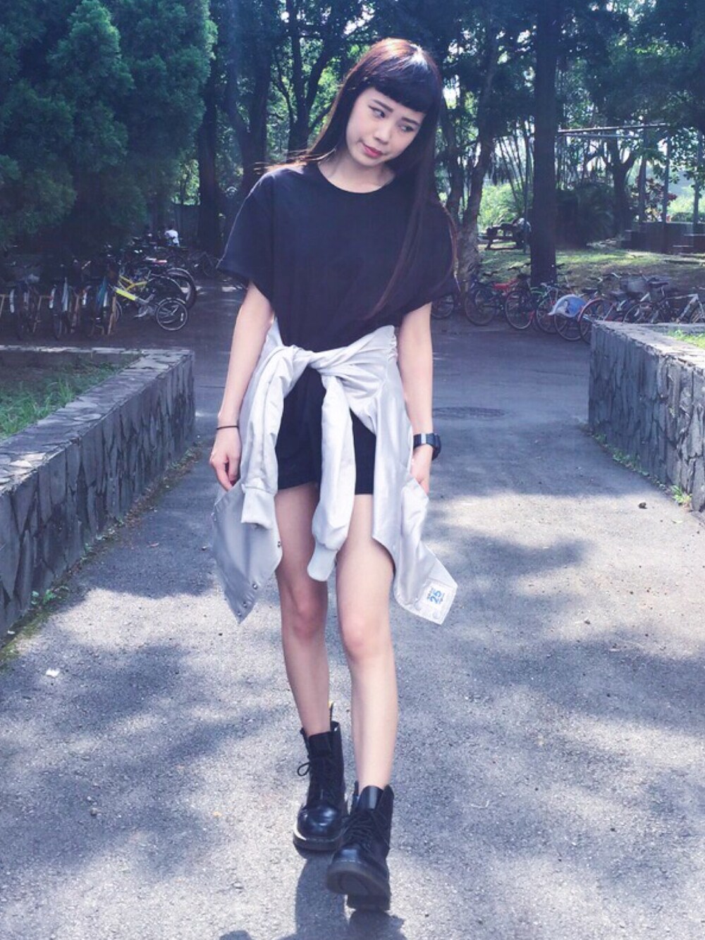「Sunnyday、Taiwan、adidas、adidas originals、Dr.Martens、Gildan、oversize」｜「adidas Originalsのアイテム（スタジャン、シルバー系）」を使った、Mimi Tsaiさん（レディース・159cm）の春コーディネートの1枚目の写真