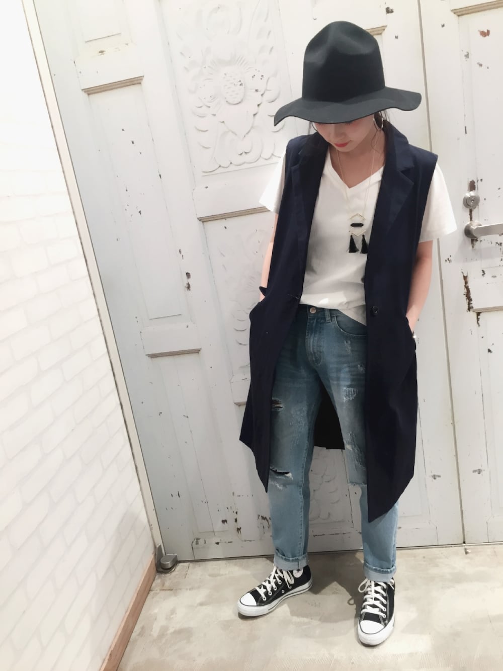 「春コーデ、オトナカジュアル、パンツスタイル、ラフ、ootd、WEGO、Dispark」｜「WEGOのDISPARK/ノースリーブチェスターコート（チェスターコート、ブルー系）」を使った、ともちんさん（レディース・156cm）の春コーディネートの1枚目の写真