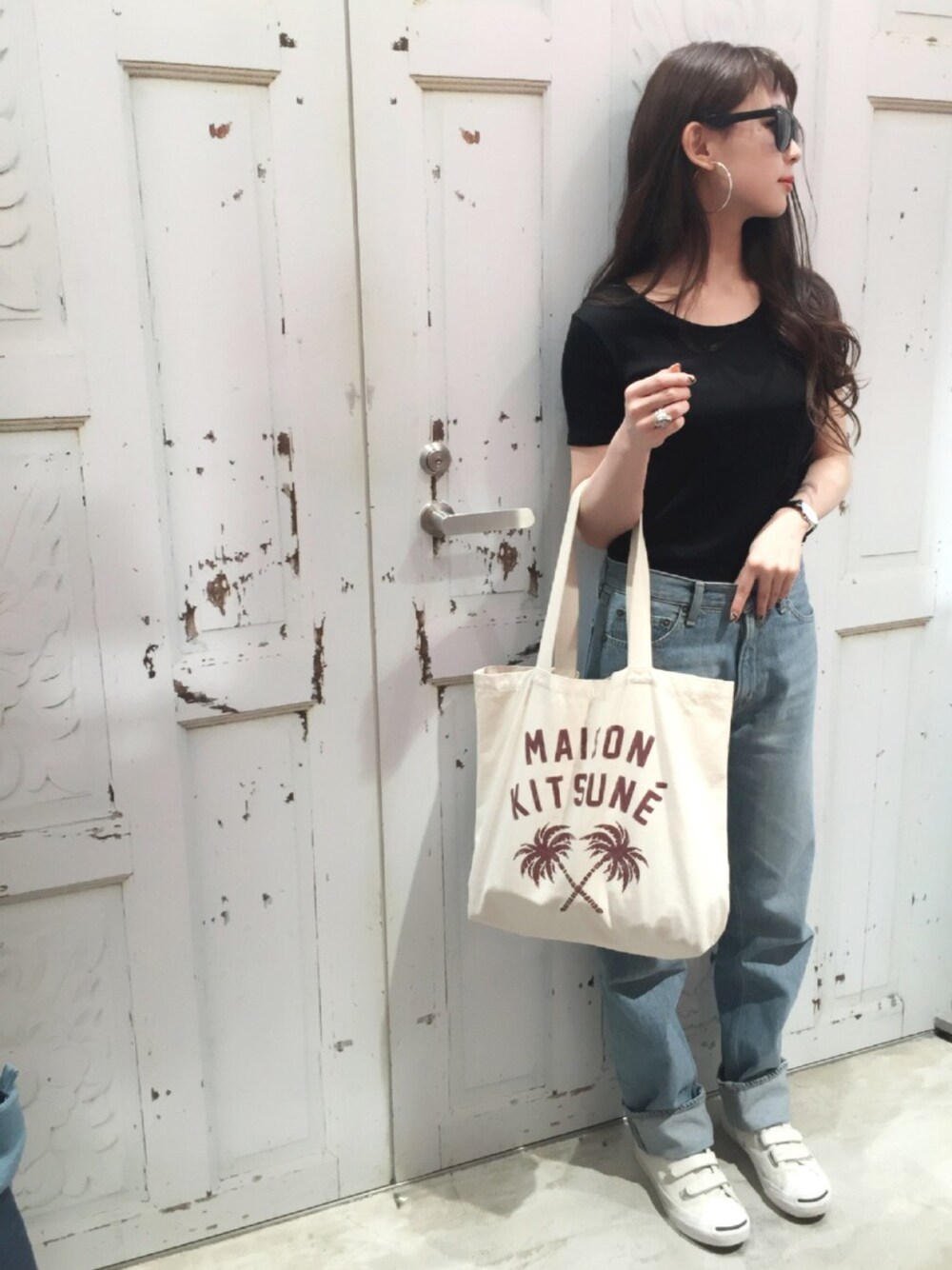 「WEGO、スニーカー、ブラック、Tシャツ、モノトーン、大人カジュアル、デニムパンツ、きれいめカジュアル、パンツスタイル、カジュアルコーデ」｜「WEGOのWEGO/リブタイトTシャツ（Tシャツ/カットソー、ブラック系）」を使った、ともちんさん（レディース・156cm）の夏コーディネートの1枚目の写真