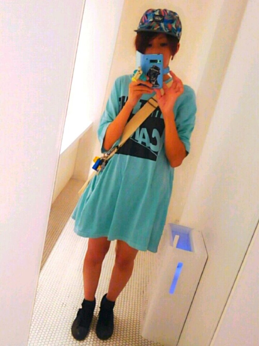 「シャツワンピース、帽子」｜「candyStripperのアイテム（Tシャツ/カットソー、ブルー系）」を使った、Haz*さん（レディース・170cm）の秋コーディネートの1枚目の写真