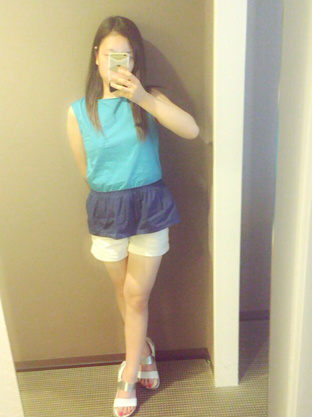 「summer、blue、white」｜「BURBERRYのアイテム（タンクトップ、ブルー系）」を使った、Kyonさん（レディース・155cm）の夏コーディネートの1枚目の写真
