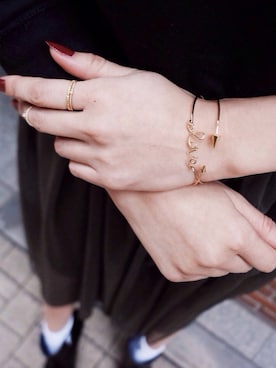 「アイテム（ブレスレット）」を使った、岩谷 英里子さん（レディース・169cm）の冬コーディネート