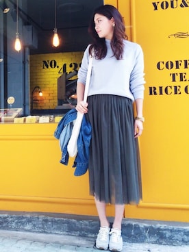 「アイテム（ゴールド系）」を使った、岩谷 英里子さん（レディース・169cm）の春コーディネート