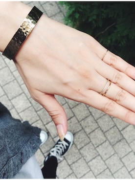 「アイテム（バングル/リストバンド）」を使った、岩谷 英里子さん（レディース・169cm）の秋コーディネート