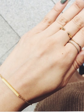 「アイテム（ブレスレット）」を使った、岩谷 英里子さん（レディース・169cm）の秋コーディネート