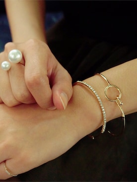 「アイテム（ブレスレット）」を使った、岩谷 英里子さん（レディース・169cm）の秋コーディネート