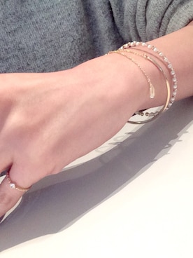 「アイテム（ブレスレット）」を使った、岩谷 英里子さん（レディース・169cm）の冬コーディネート