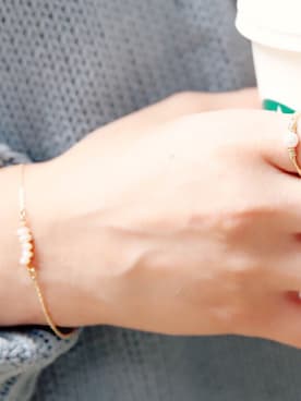 「アイテム（ブレスレット）」を使った、岩谷 英里子さん（レディース・169cm）の冬コーディネート