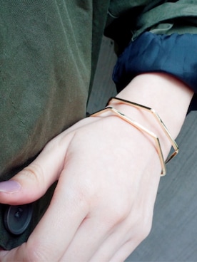 「アイテム（ブレスレット）」を使った、岩谷 英里子さん（レディース・169cm）の春コーディネート