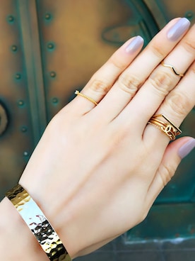 「アイテム（バングル/リストバンド）」を使った、岩谷 英里子さん（レディース・169cm）の春コーディネート