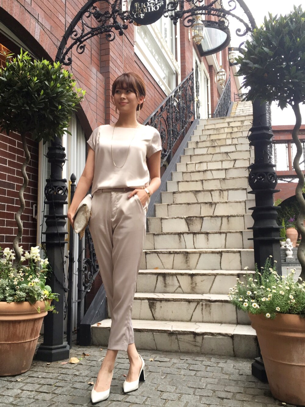 ベージュ系のその他パンツ、ベージュ系のTシャツ/カットソー、ホワイト系のパンプスを着用したレディースの春コーディネートの1枚目の写真