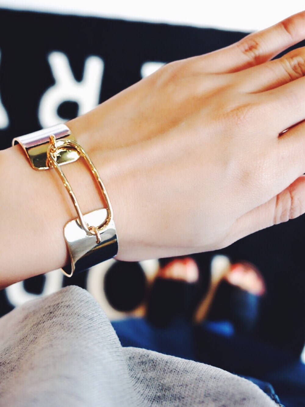 ゴールド系のバングル/リストバンドを着用したレディースの春コーディネートの1枚目の写真