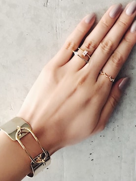 「アイテム（バングル/リストバンド）」を使った、岩谷 英里子さん（レディース・169cm）の夏コーディネート