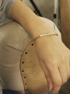 「アイテム（ブレスレット）」を使った、岩谷 英里子さん（レディース・169cm）の夏コーディネート