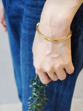 「アイテム（ブレスレット）」を使った、岩谷 英里子さん（レディース・169cm）の夏コーディネート