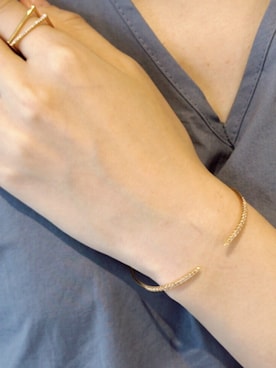 「アイテム（ブレスレット）」を使った、岩谷 英里子さん（レディース・169cm）の秋コーディネート