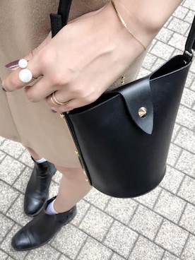 「アイテム（ブレスレット）」を使った、岩谷 英里子さん（レディース・169cm）の秋コーディネート