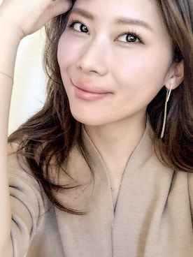 「アイテム（ゴールド系）」を使った、岩谷 英里子さん（レディース・169cm）の秋コーディネート