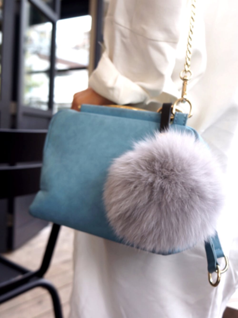 ブルー系のショルダーバッグ、グレー系のキーホルダーを着用したレディースの秋コーディネートの1枚目の写真