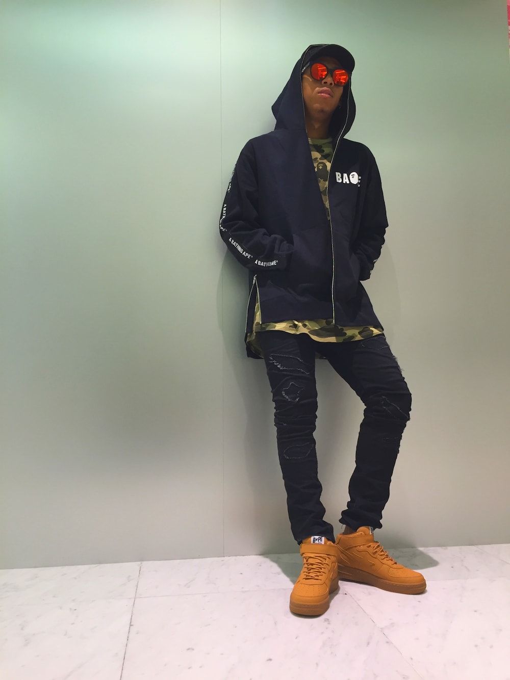 「スニーカー、ストリート、迷彩、ロング丈、A BATHING APE、Bape、ロングTシャツ、bapesta」｜「A BATHING APEの 【A BATHING APE EYEWEAR】SUNGLASSES 12 （サングラス、レッド系）」を使った、Rikiya Chrisさん（メンズ・181cm）の夏コーディネートの1枚目の写真
