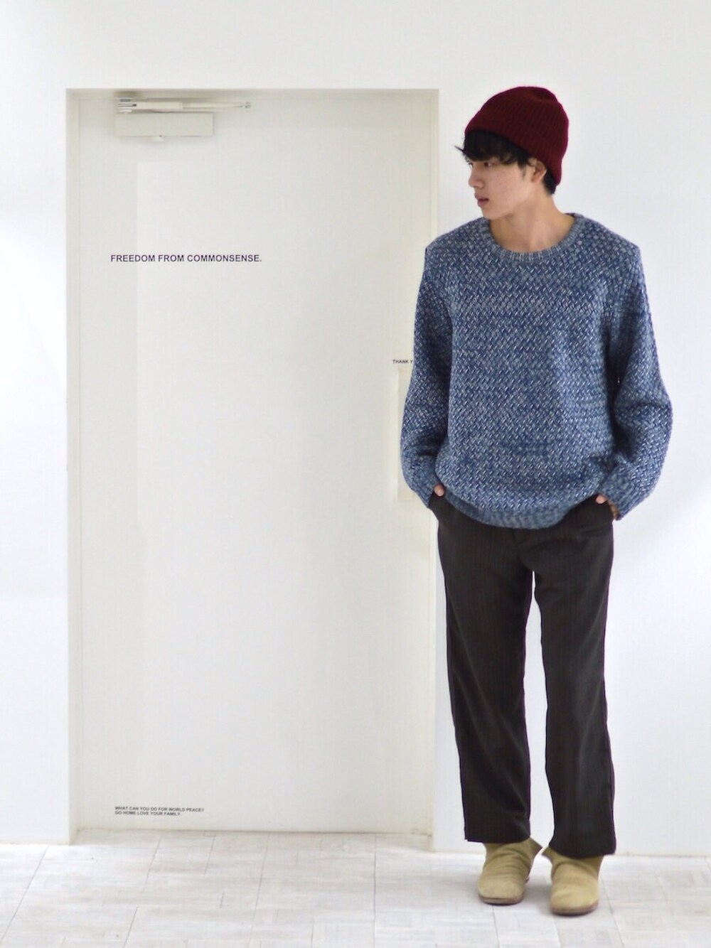 ブルー系のニット/セーター、ブラウン系のスラックス、ベージュ系のその他シューズを着用したメンズの冬コーディネートの1枚目の写真