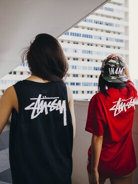 「STUSSY（ステューシー）のアイテム（タンクトップ、レッド系）」を使った、Lauren Rhoden さん（レディース）の秋コーディネート