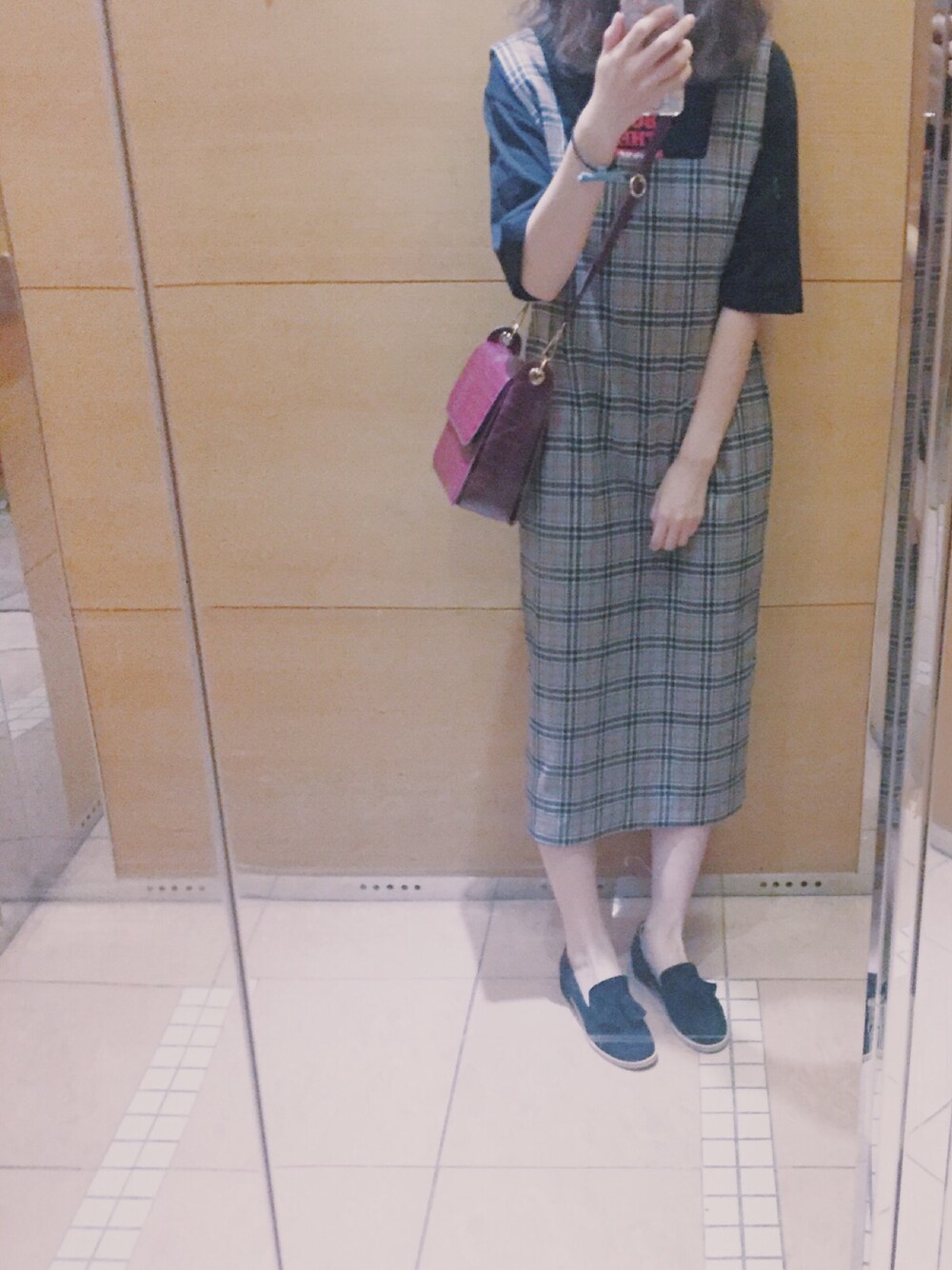 「STYLENANDAのアイテム（ワンピース、ブラウン系）」を使った、沈柚柚さん（レディース・164cm）の秋コーディネートの1枚目の写真