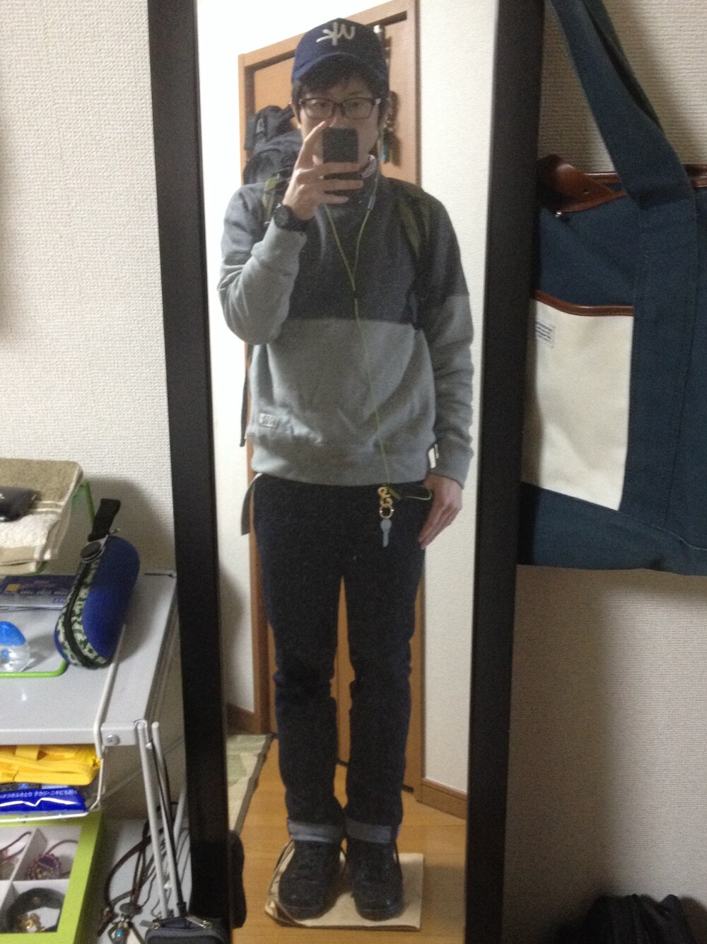 「スウェット、キャップ、デニム、オータム、六本木、バックパック」｜「VIRGOwearworksのUNFOLDED CAP（キャップ、ブルー系）」を使った、イガラムさん（メンズ・178cm）の秋コーディネートの1枚目の写真