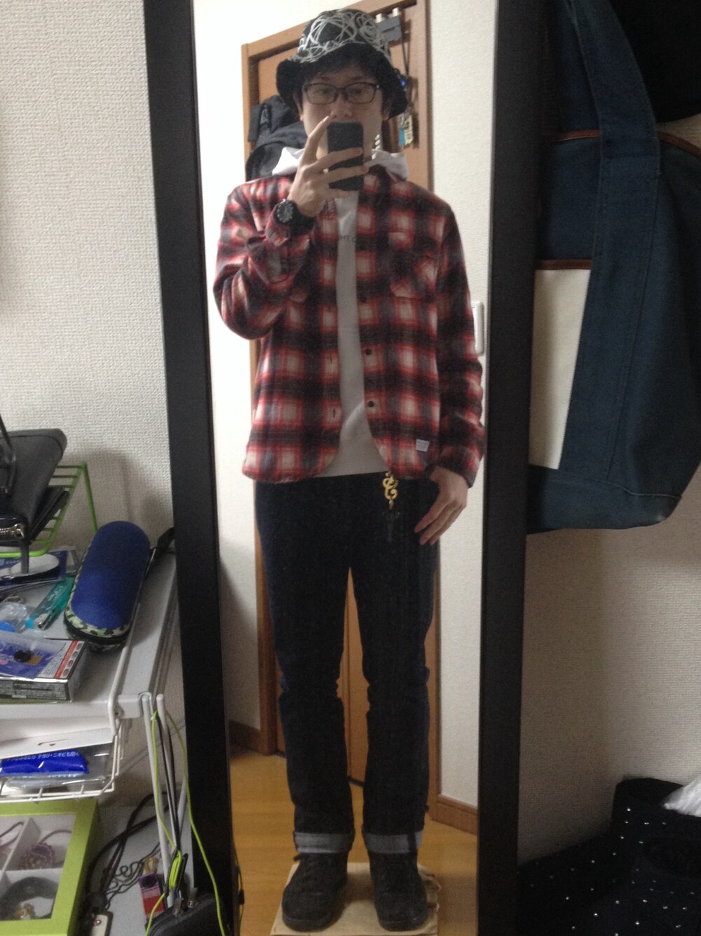 ブラック系のスニーカー、レッド系のシャツ/ブラウスを着用したメンズの春コーディネートの1枚目の写真