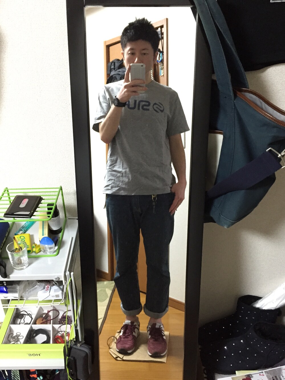 「Tシャツ、デニム、スニーカー、シンプル、グレー、ショートヘア」｜「SILASのアイテム（Tシャツ/カットソー、グレー系）」を使った、イガラムさん（メンズ・178cm）の春コーディネートの1枚目の写真