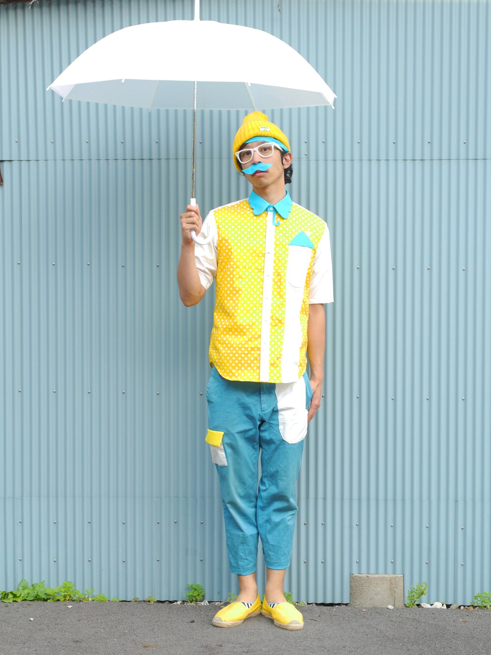 「黄色、カーゴパンツ、クロップドパンツ、きれいめカジュアル、青×白、雨の日コーデ、半袖シャツ、黄色×白、NIRAME.CO」｜「NIRAME.COの雨宿りしゃつ。（シャツ/ブラウス、イエロー系）」を使った、あっぷっぷさん（メンズ・177cm）の夏コーディネートの1枚目の写真