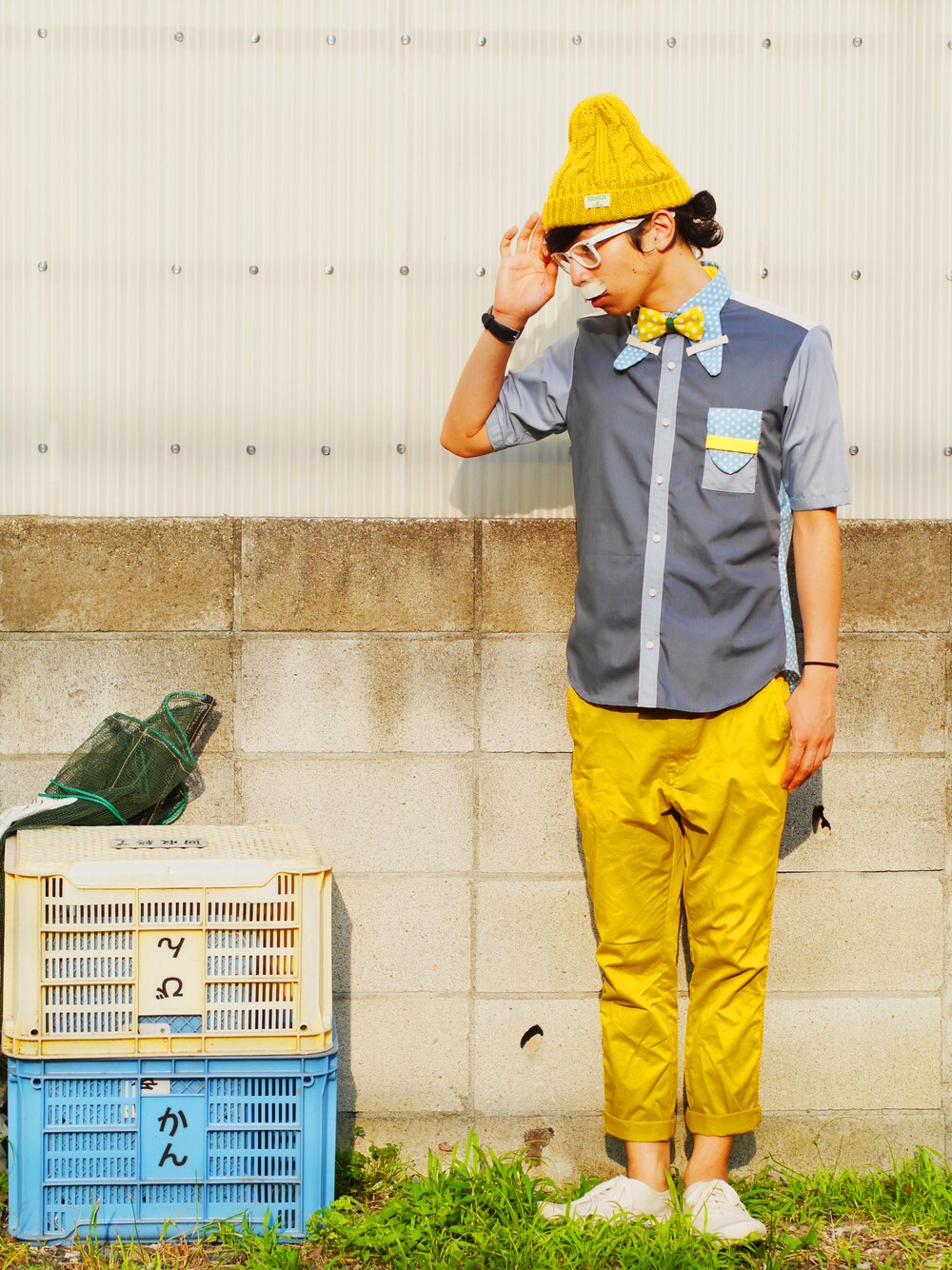 グレー系のシャツ/ブラウス、ブルー系のシャツ/ブラウス、ブルー系のニットキャップ/ビーニーを着用したメンズの夏コーディネートの1枚目の写真