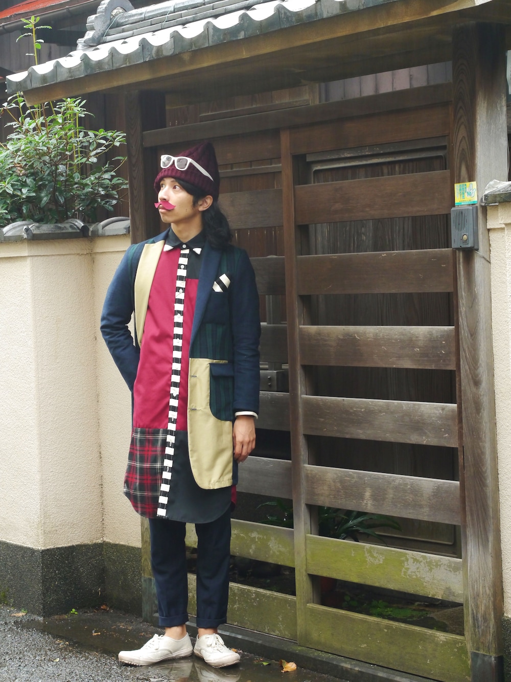 レッド系のシャツ/ブラウス、ブルー系のテーラードジャケット、ブルー系のニットキャップ/ビーニーを着用したメンズの秋コーディネートの1枚目の写真