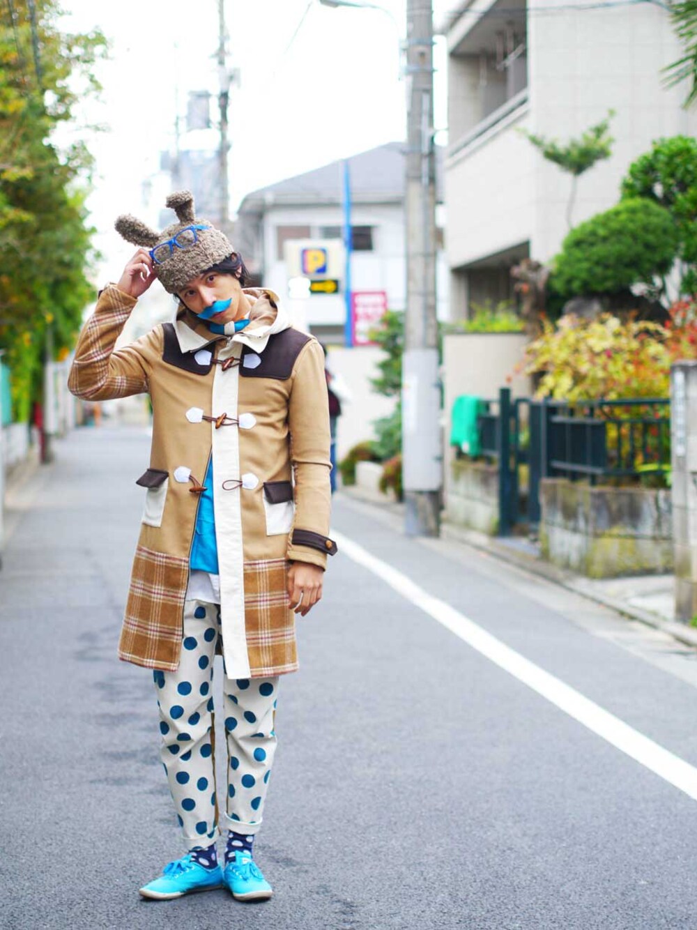 「ダッフルコート、ベージュ、ロング丈、耳つき、ドットパンツ、ヒゲメガネ、青スニーカー、NIRAME.CO」｜「NIRAME.COのバナナスム―ジーだっふる。（ダッフルコート、ベージュ系）」を使った、あっぷっぷさん（メンズ・177cm）の冬コーディネートの1枚目の写真