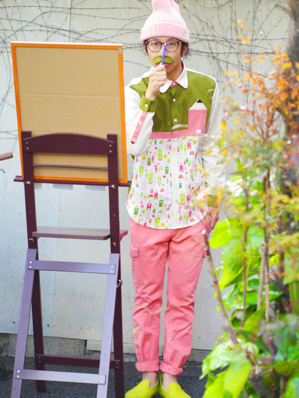 「柄シャツ、カーゴパンツ、 休日スタイル、春夏コーデ、ピンクパンツ、ヒゲメガネ、NIRAME.CO、まるこーでらっくす」｜「NIRAME.COのえんぴつしゃつ。（シャツ/ブラウス、グリーン系）」を使った、あっぷっぷさん（メンズ・177cm）の春コーディネートの1枚目の写真