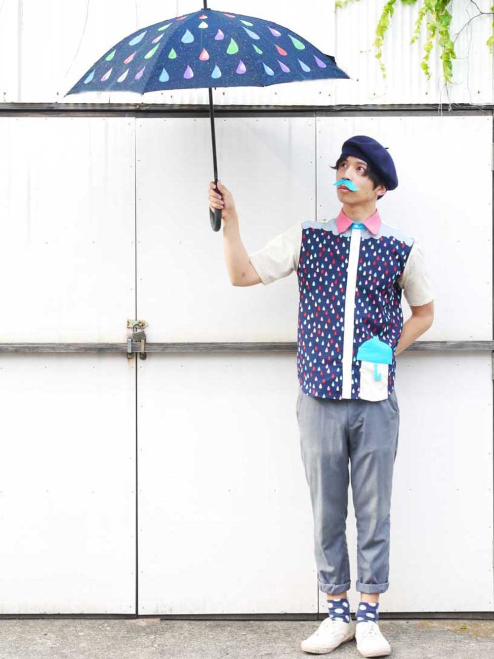「ベレー帽、柄シャツ、スラックス、白スニーカー、 カジュアル、雨の日コーデ、ゆるコーデ、nigelcabourn、NIRAME.CO」｜「BEAUTY&YOUTH UNITED ARROWSのBY П フェルトカラーベレエ ◆（ハンチング/ベレー帽、ブルー系）」を使った、あっぷっぷさん（メンズ・177cm）の夏コーディネートの1枚目の写真
