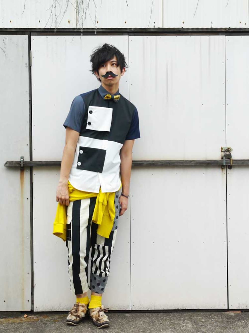 ブラック系のシャツ/ブラウス、ブラック系のその他パンツ、ブルー系の蝶ネクタイを着用したメンズの夏コーディネートの1枚目の写真
