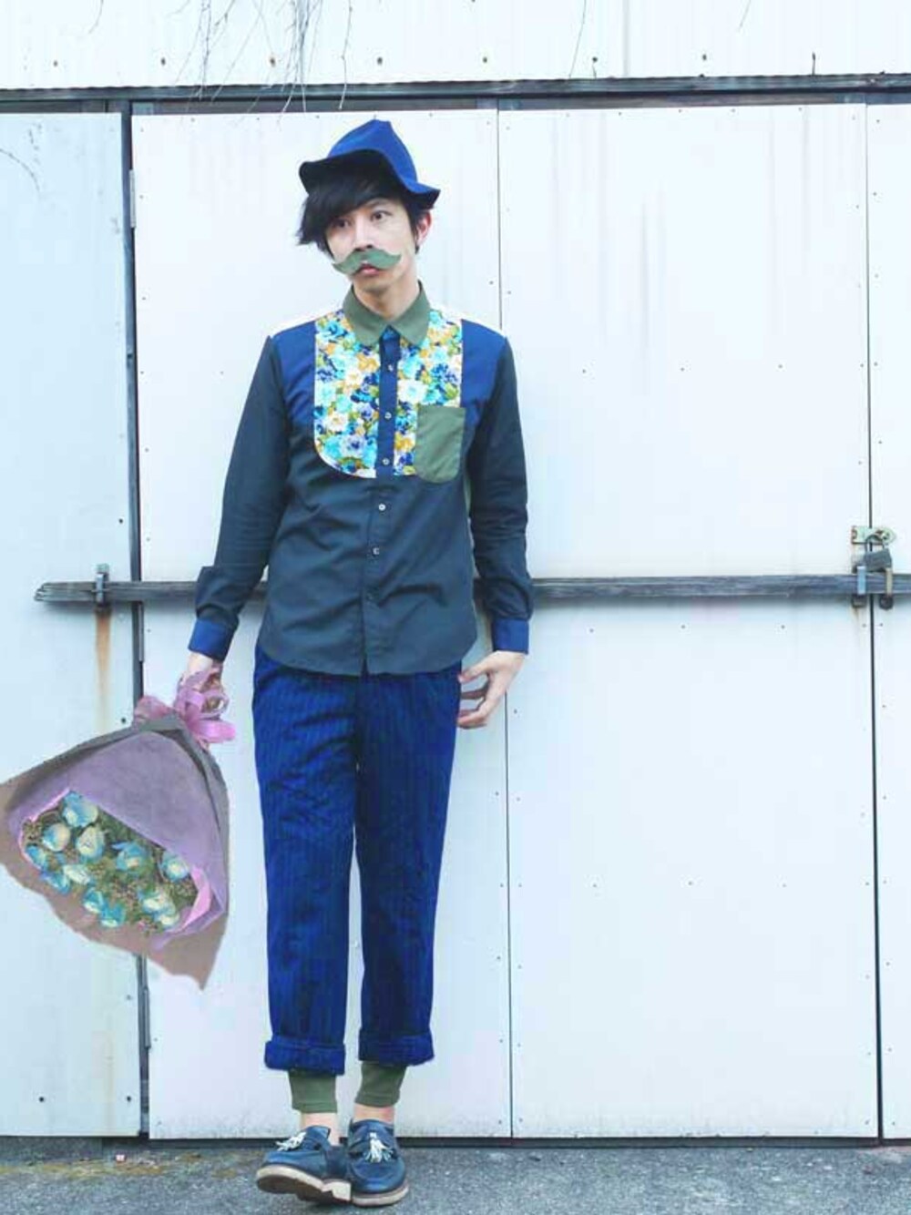 「スラックス、Dr.Martens、大人カジュアル、シンプルコーデ、シャツスタイル、花束、ネイビー×カーキ、レギンス男子、NIRAME.CO」｜「NIRAME.COの【再販】ヨダレかけシャツ　花柄（シャツ/ブラウス、その他）」を使った、あっぷっぷさん（メンズ・177cm）の夏コーディネートの1枚目の写真